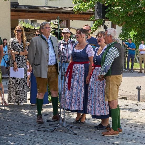 Bild enthält, Adult, Female, Person, Woman, People, Male, Man, Lady, Coat, Shorts