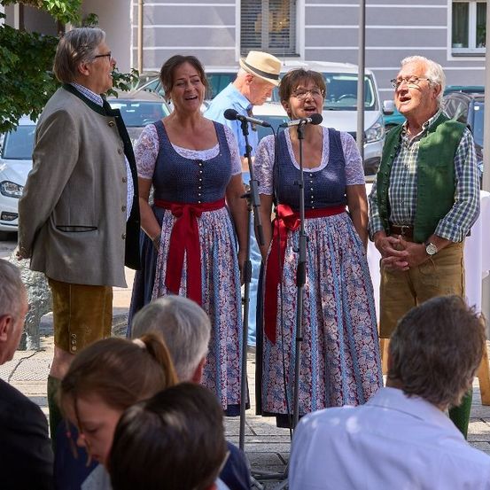 Bild enthält, Lady, Person, Adult, Female, Woman, Male, Man, Boy, Child, Coat