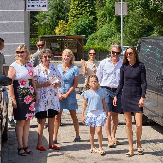 Bild enthält, People, Person, Skirt, Adult, Female, Woman, Shorts, Male, Man, Child