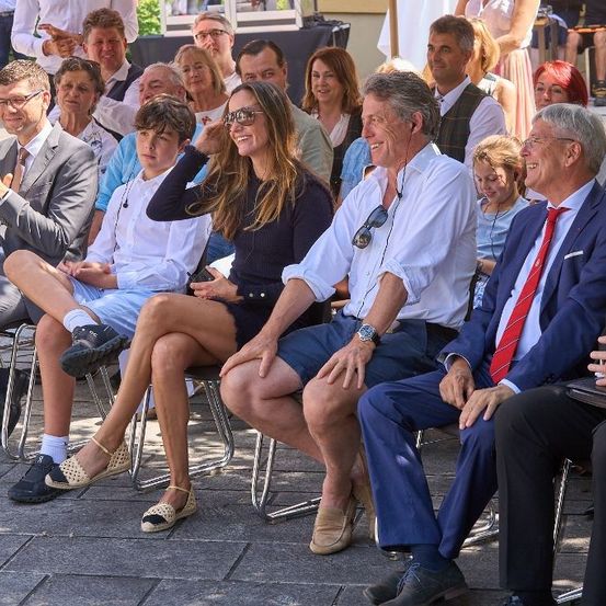 Bild enthält, Adult, Male, Man, Person, Female, Woman, Shoe, People, Crowd, Suit