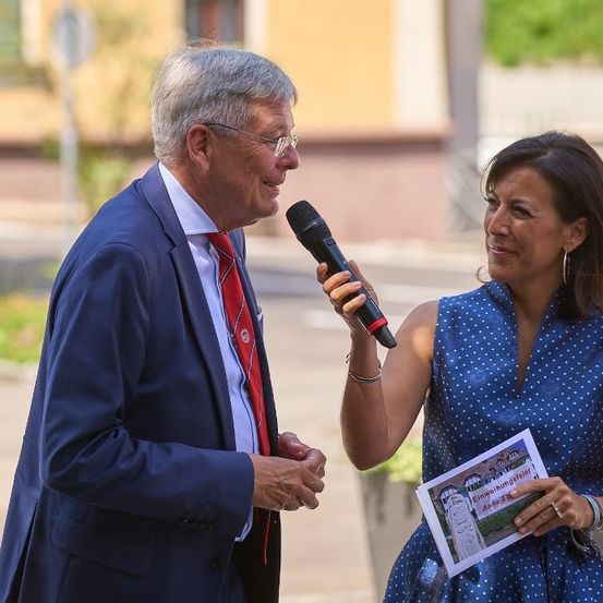 Bild enthält, Conversation, Person, Interview, Adult, Male, Man, Microphone, Face, Head, Coat