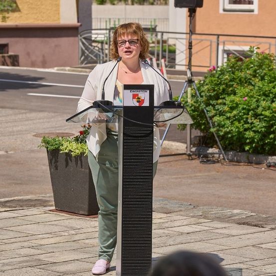 Bild enthält, Crowd, Person, Audience, Adult, Female, Woman, Speech, Podium, Face, Head