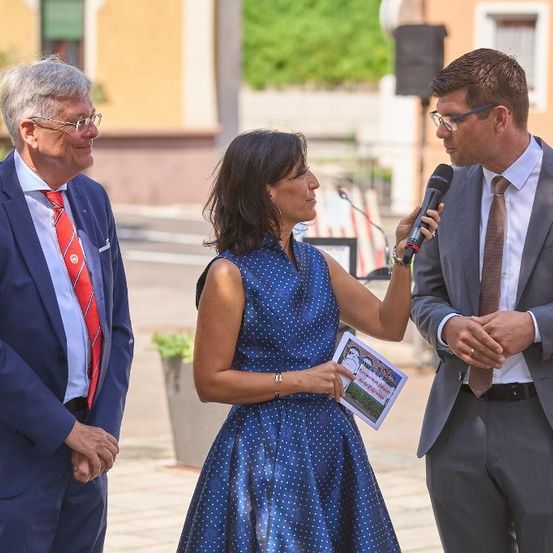 Bild enthält, Conversation, Person, Adult, Male, Man, Tie, Interview, Blazer, Coat, Face