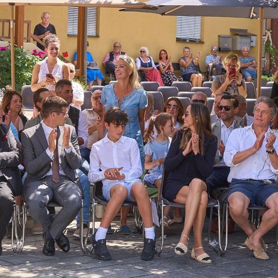 Bild enthält, People, Person, Adult, Male, Man, Female, Woman, Boy, Teen, Shoe