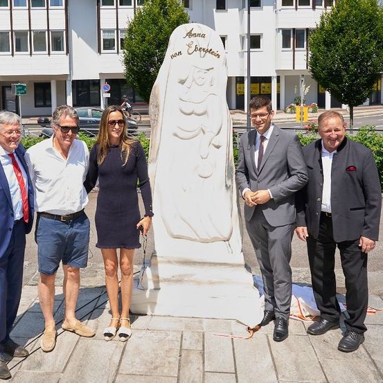 Bild enthält, People, Person, Shorts, City, Adult, Male, Man, Coat, Female, Woman