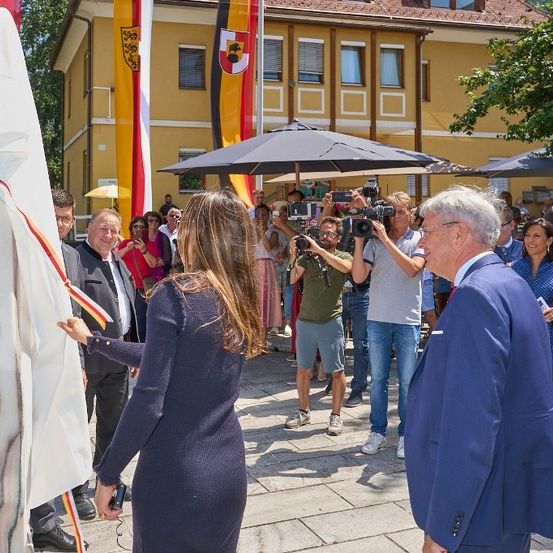 Bild enthält, People, Person, Adult, Female, Woman, Male, Man, Jeans, Shorts, Shoe