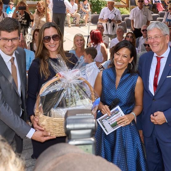 Bild enthält, People, Person, Sunglasses, Adult, Male, Man, Suit, Female, Woman, Jeans