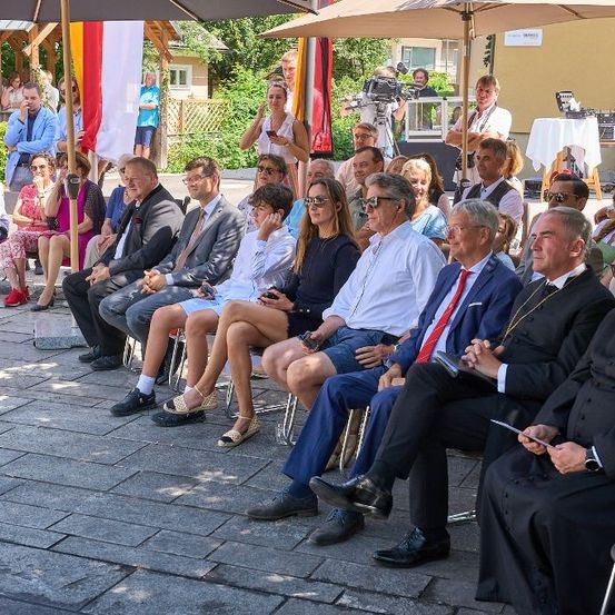 Bild enthält, People, Person, Crowd, Adult, Male, Man, Shoe, Audience, Speech, Face