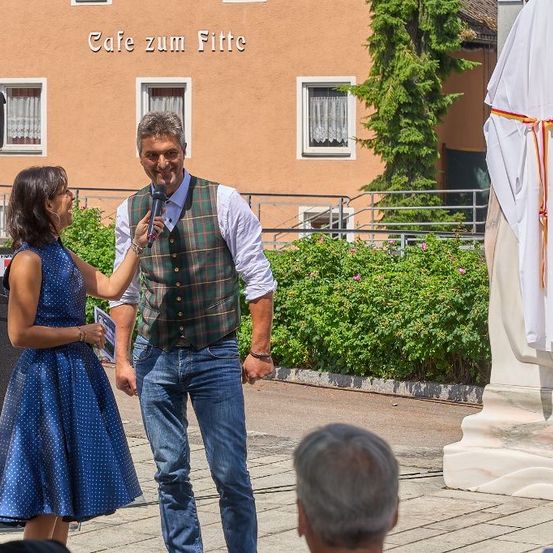 Bild enthält, People, Person, Pants, Adult, Male, Man, Jeans, Boy, Child, Coat