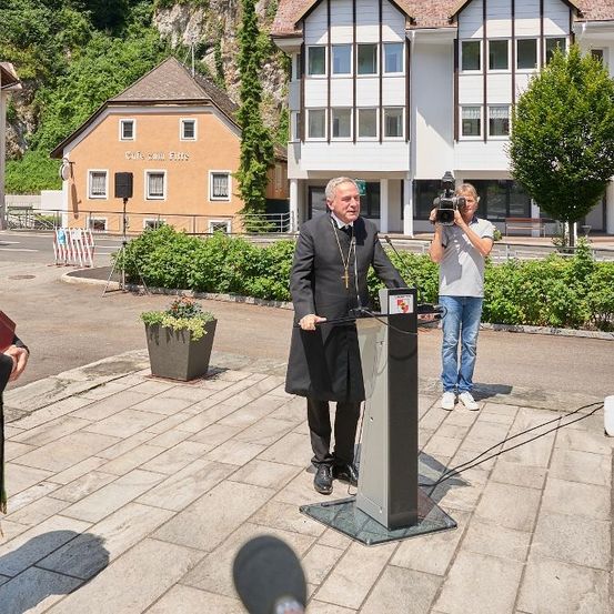 Bild enthält, Crowd, Person, Audience, Coat, Adult, Male, Man, Jeans, Speech, Podium