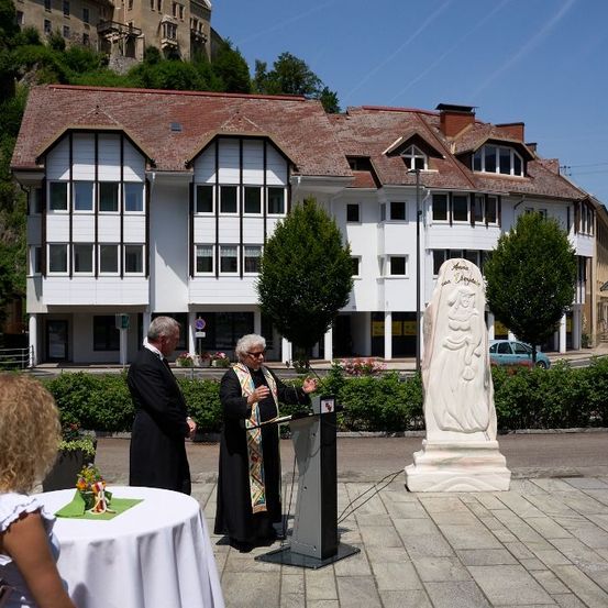 Bild enthält, Villa, Neighborhood, Crowd, Person, Adult, Female, Woman, Child, Girl, City