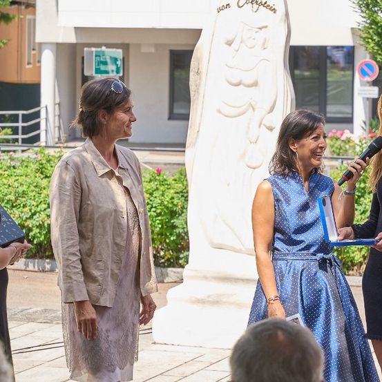 Bild enthält, Adult, Female, Person, Woman, Conversation, Interview, Face, Head