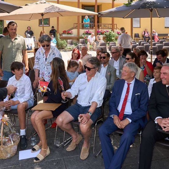 Bild enthält, People, Person, Adult, Male, Man, Female, Woman, Boy, Teen, Shoe