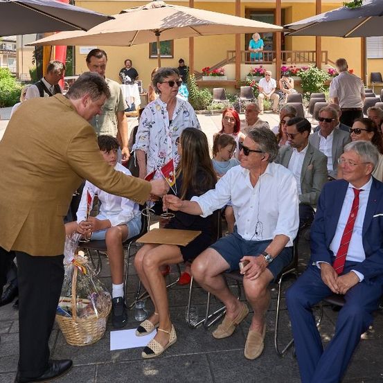 Bild enthält, People, Person, Adult, Male, Man, Female, Woman, Urban, Shoe, Face