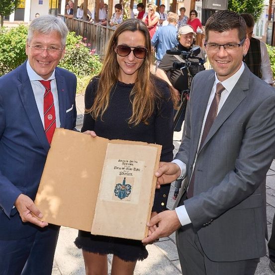 Bild enthält, Coat, Jacket, Blazer, Adult, Male, Man, Person, Female, Woman, Suit