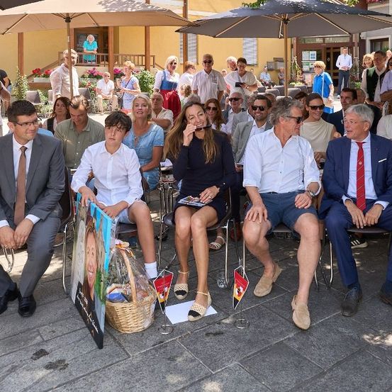 Bild enthält, People, Person, Adult, Male, Man, Female, Woman, Shorts, Shoe, Suit