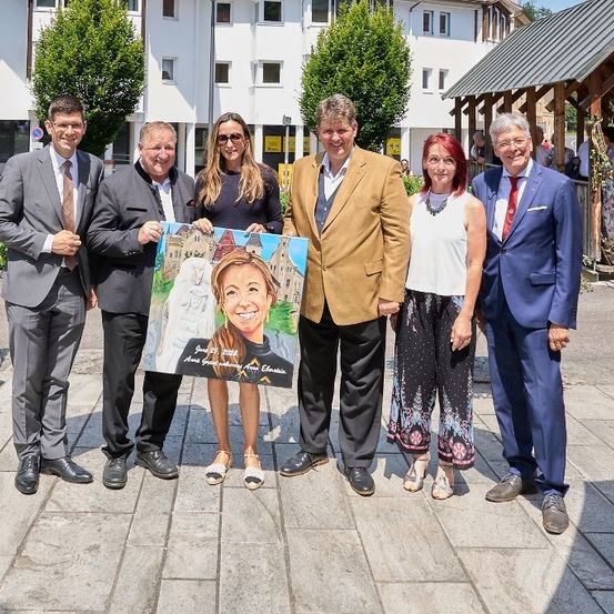 Bild enthält, People, Person, Coat, Jacket, Blazer, Suit, Pants, Adult, Female, Woman