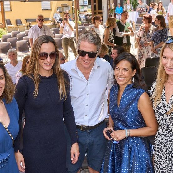 Bild enthält, People, Person, Sunglasses, Adult, Female, Woman, Male, Man, Face, Photobombing