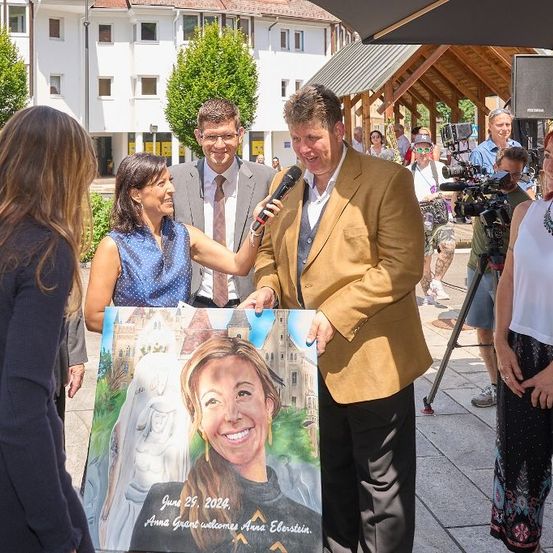 Bild enthält, Blazer, People, Person, Adult, Female, Woman, Male, Man, Photography, Portrait