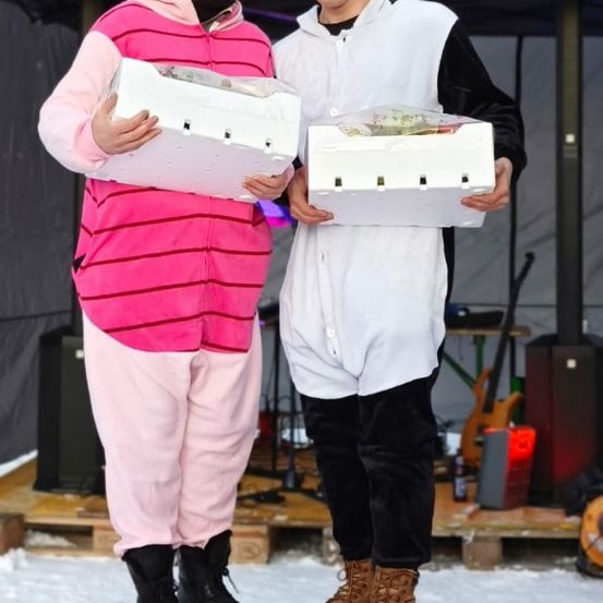 Bild enthält, Shelter, Person, Photography, Portrait, Pants, Coat, Shoe, Adult, Female, Woman