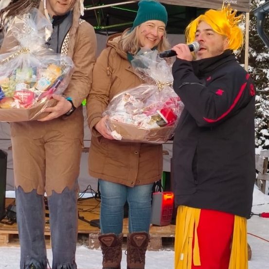 Bild enthält, Shelter, Costume, Person, Photography, Portrait, Pants, Coat, Adult, Female, Woman