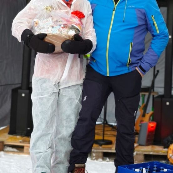 Bild enthält, Person, Photography, Portrait, Pants, Hat, Coat, Jacket, Cap, Glove, Man