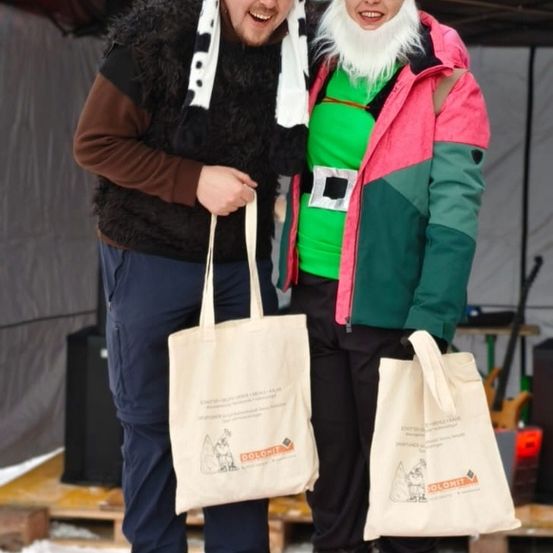Bild enthält, Shelter, Person, Photography, Portrait, Coat, Cap, Hat, Pants, Jacket, Bag