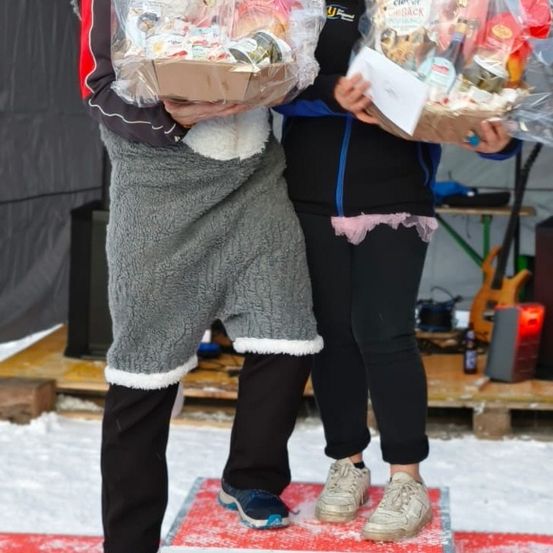 Bild enthält, Photography, Portrait, Shelter, Hat, Coat, Cap, Jacket, Costume, Pants, Glove