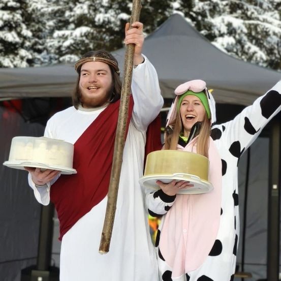 Bild enthält, Costume, Person, Portrait, Sword, Tree, Cross, Fashion, Adult, Female, Woman