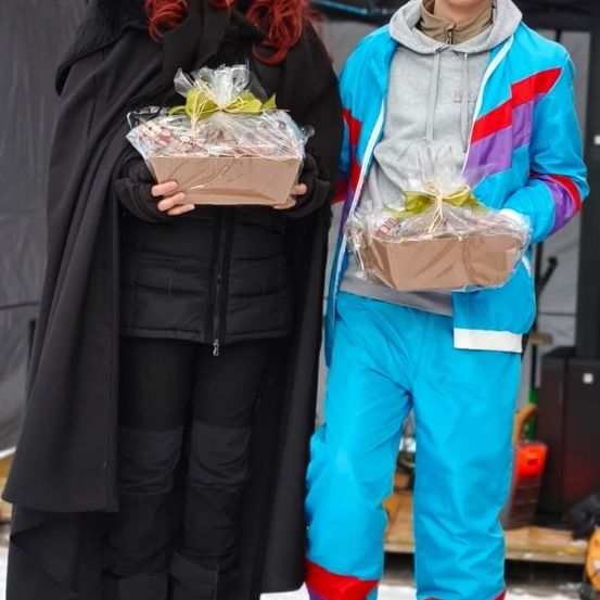 Bild enthält, Costume, Person, Coat, Jacket, Adult, Female, Woman, Portrait, Male, Man