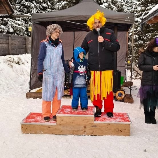 Bild enthält, Shelter, Costume, Person, Tree, Portrait, Adult, Male, Man, Vegetation, Woman