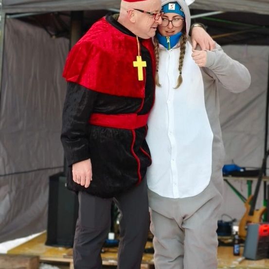 Bild enthält, Shelter, Photography, Portrait, Coat, Cap, Hat, Jacket, Pants, Wood, Costume