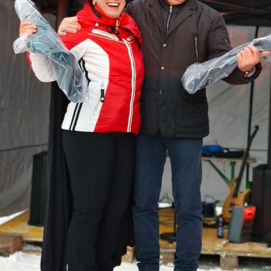 Bild enthält, Photography, Portrait, Coat, Pants, Jacket, Shelter, Costume, Hat, Cap, Shoe