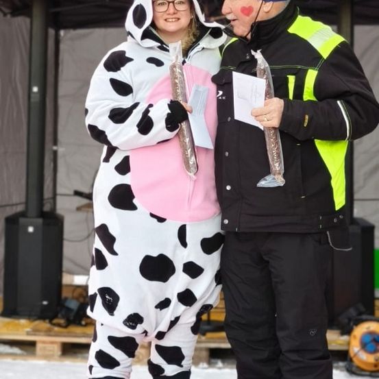 Bild enthält, Person, Photography, Portrait, Coat, Shelter, Jacket, Adult, Female, Woman, Hat