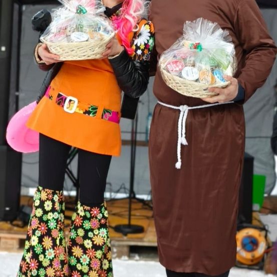 Bild enthält, Costume, Person, Photography, Portrait, Adult, Female, Woman, Coat, People, Jacket