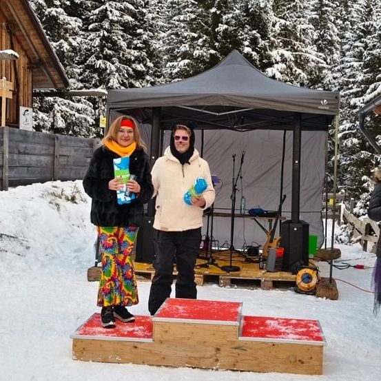 Bild enthält, Outdoors, Shelter, Tree, Person, Portrait, Adult, Female, Woman, Vegetation, Woodland