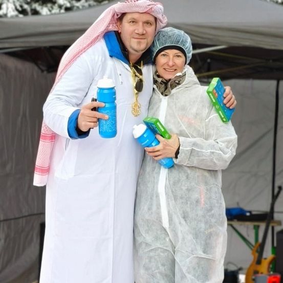 Bild enthält, Shelter, Coat, Photography, Portrait, Costume, Pants, Jacket, Cap, Hat, People