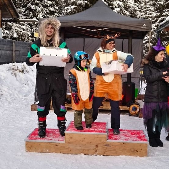 Bild enthält, Outdoors, Shelter, Tree, Adult, Female, Person, Woman, Child, Girl, Boy