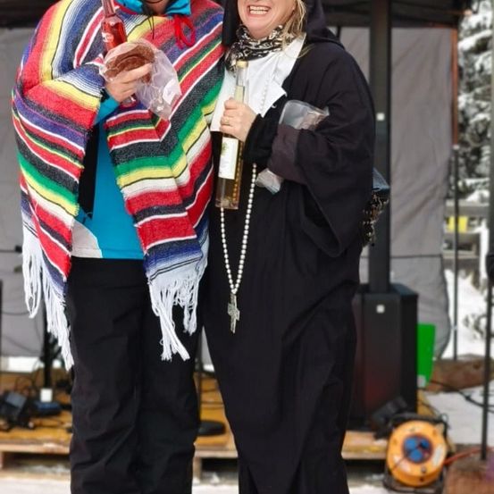 Bild enthält, Person, Photography, Portrait, Shelter, Adult, Female, Woman, Coat, Hat, Jacket