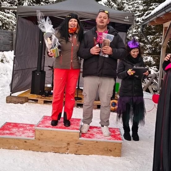 Bild enthält, Shelter, Tree, Photography, Portrait, Vegetation, Coat, Pants, Jacket, Woodland, People