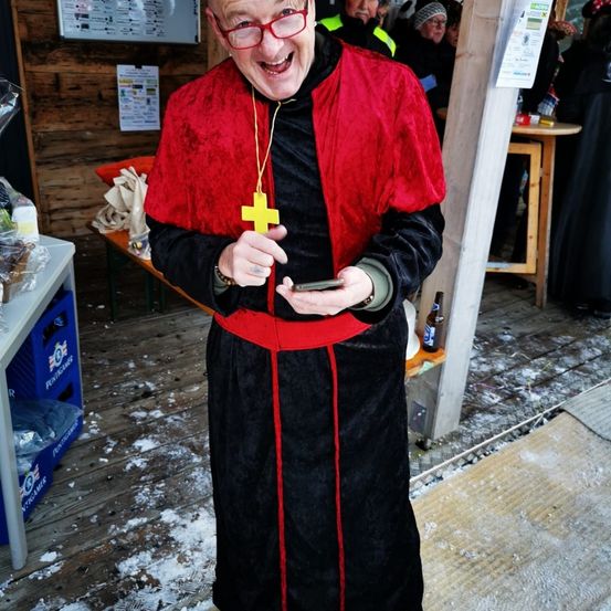 Bild enthält, Person, Photography, Portrait, Coat, Costume, Fashion, Adult, Female, Woman, Jacket