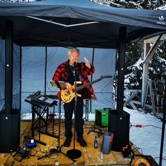 Bild enthält, Shelter, Stage, Guitar, Adult, Male, Man, Person, Microphone, Concert, Guitarist