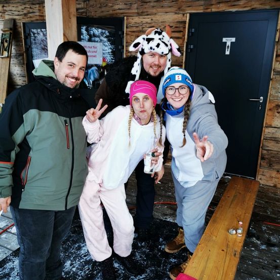 Bild enthält, Person, Photography, Portrait, Pants, Coat, Shelter, Jacket, Hat, Wood, Man