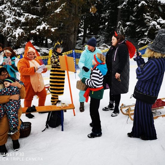 Bild enthält, Adult, Female, Person, Woman, Coat, Hat, Portrait, Cap, Outdoors, Shoe