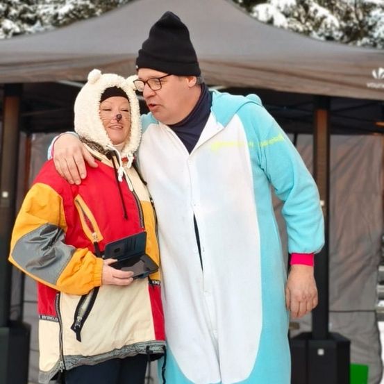 Bild enthält, Shelter, Coat, Person, Photography, Portrait, Jacket, Hat, Adult, Female, Woman