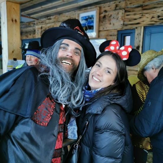 Bild enthält, Coat, Jacket, Person, Photography, Portrait, Adult, Female, Woman, Shelter, People