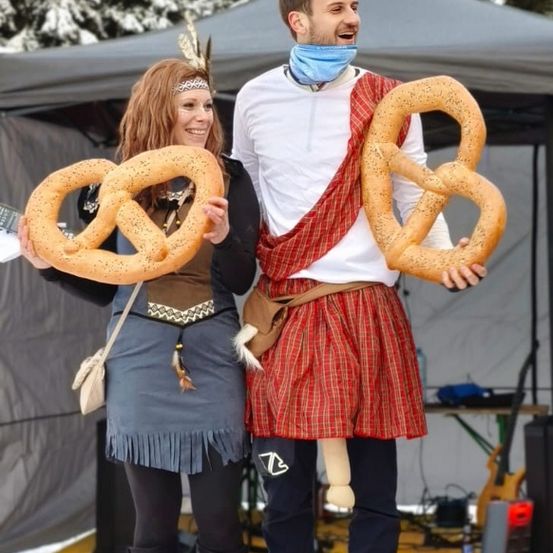 Bild enthält, Person, Adult, Female, Woman, Footwear, Shoe, Food, Pretzel, Ice Skating Dancing, Skirt
