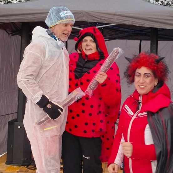 Bild enthält, Shelter, Coat, Person, Photography, Portrait, Jacket, Costume, Adult, Female, Woman