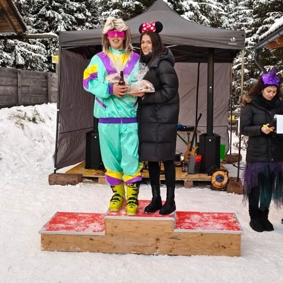 Bild enthält, Shelter, Person, Portrait, Tree, Coat, Adult, Female, Woman, Vegetation, Woodland