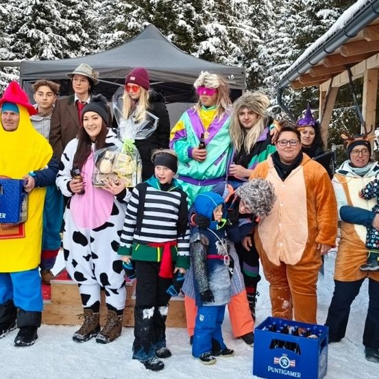 Bild enthält, Shelter, People, Person, Pants, Jacket, Adult, Male, Man, Female, Woman